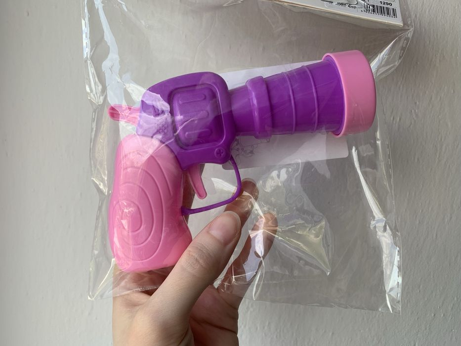Pistolet na pompony sinsay zabawka dla kota