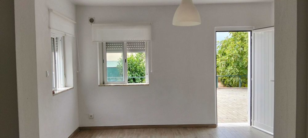 Moradia familiar com 3 fogos de habitação de utilização independente