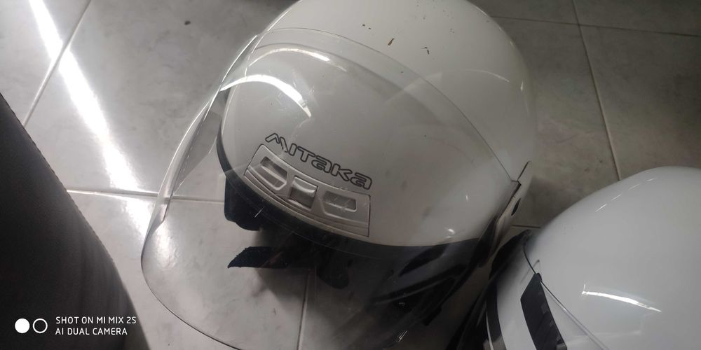 Dois capacetes brancos