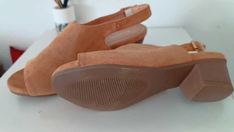 Sandália da You and Me em camurça rapada