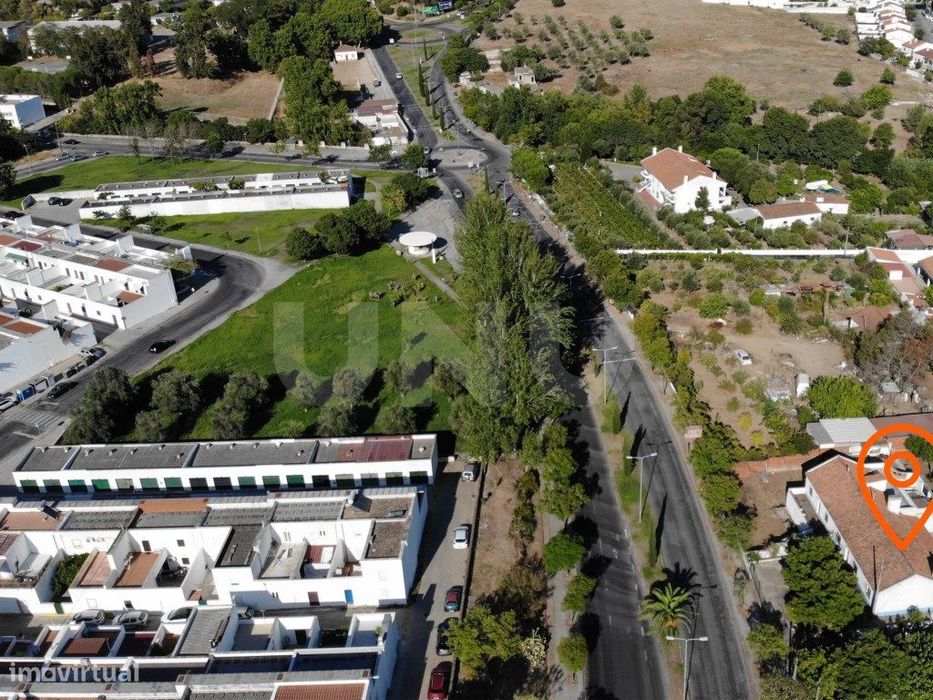 Moradia com espaço exterior em lote de 700 m²