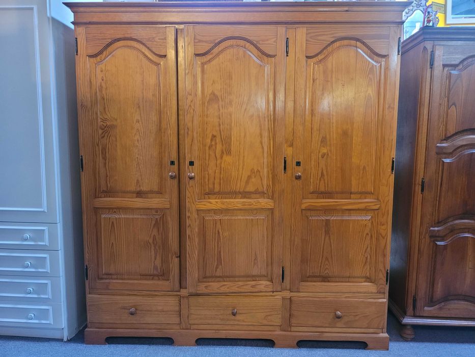 Roupeiro de três portas em madeira - Bom estado geral