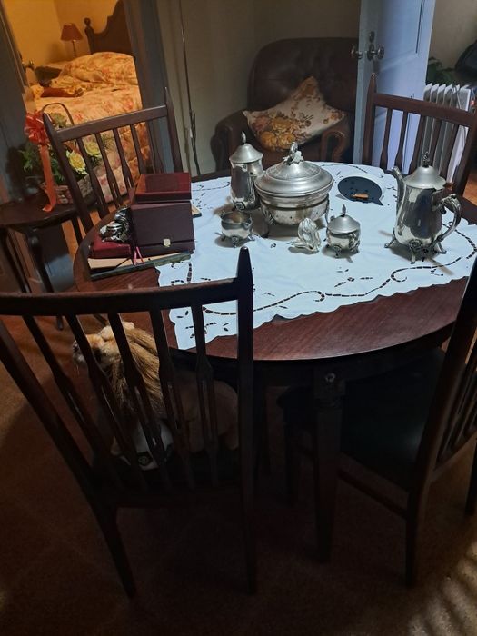 Mesa de madeira extensivel com quatro cadeiras