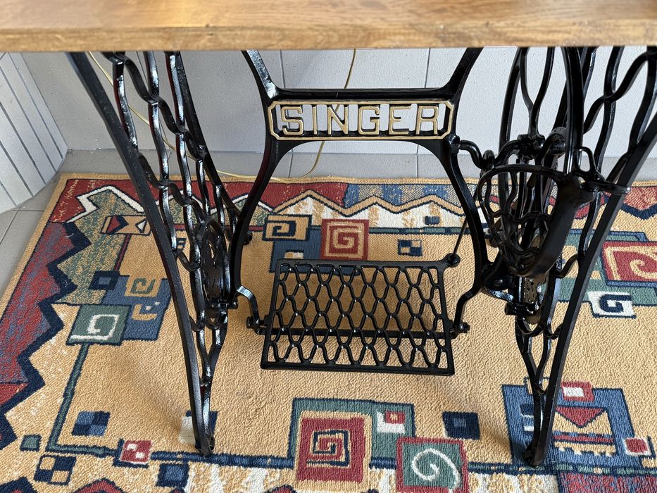 Mesa em pés Singer