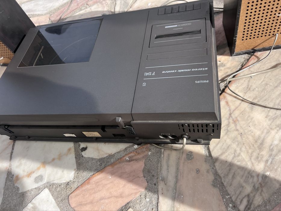Leitor de Vinil Philips F1141 e radio antigo para peças