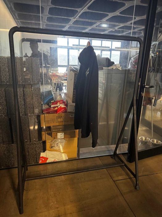 Móveis diversos com prateleiras em madeira – design simples e moderno