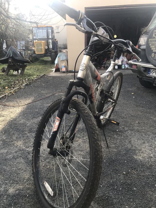 Rower Mongoose  Wire MTB - 26 " cali Grip SHIFT Max G-Rock