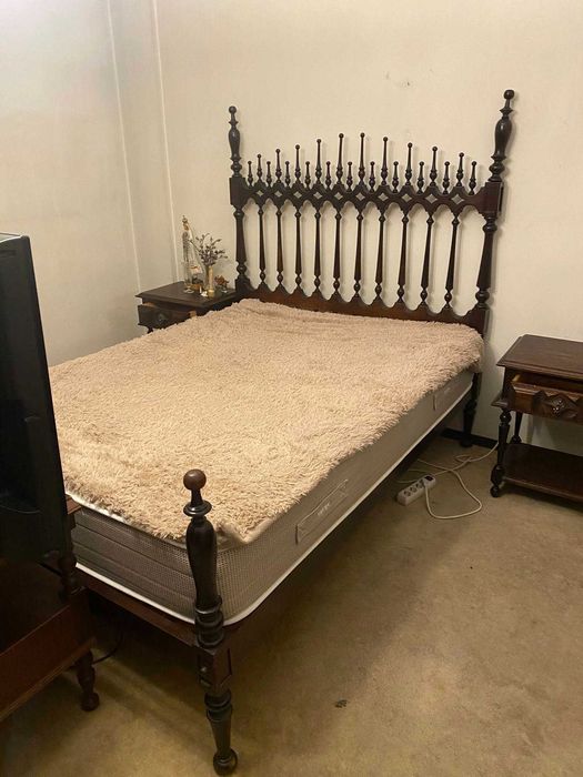 Mobília completa de quarto cama de casal, roupeiro, cómoda, e cadeiras