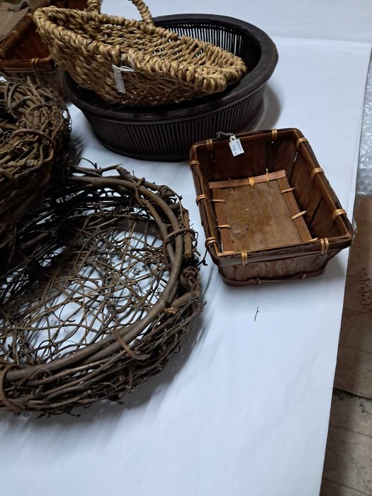 Conjunto de cestos de verga ideais para arranjos de flores