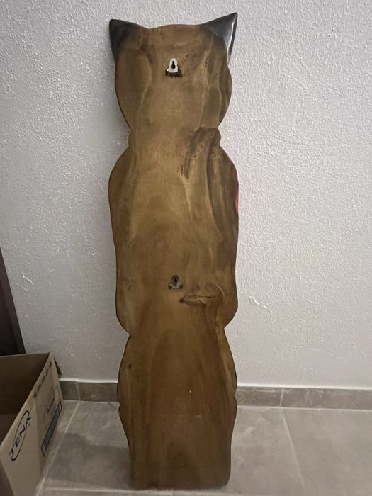 Gato de madeira maciça com medicao de altura