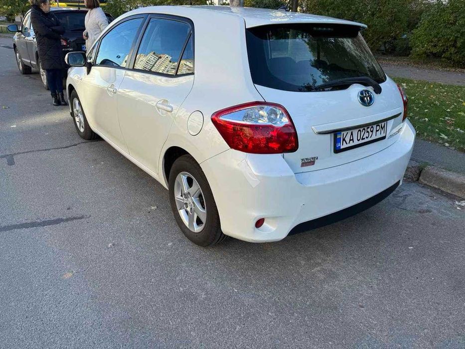 Оренда Тоета  Аурис - гібрид