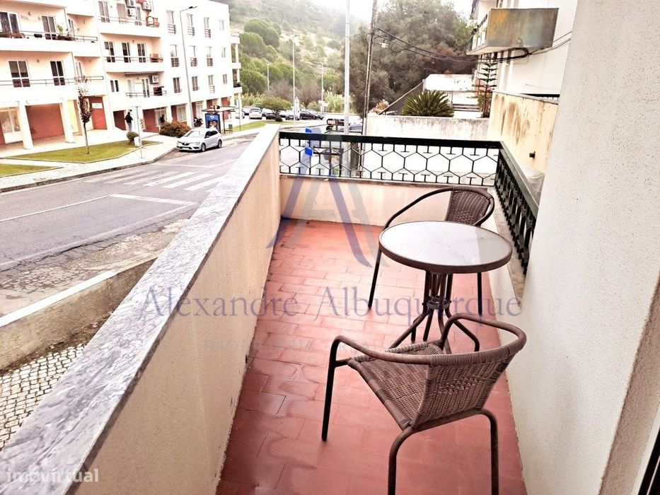 Apartamento T2 com Terraço, Arrecadação e Parqueamento | Sesimbra
