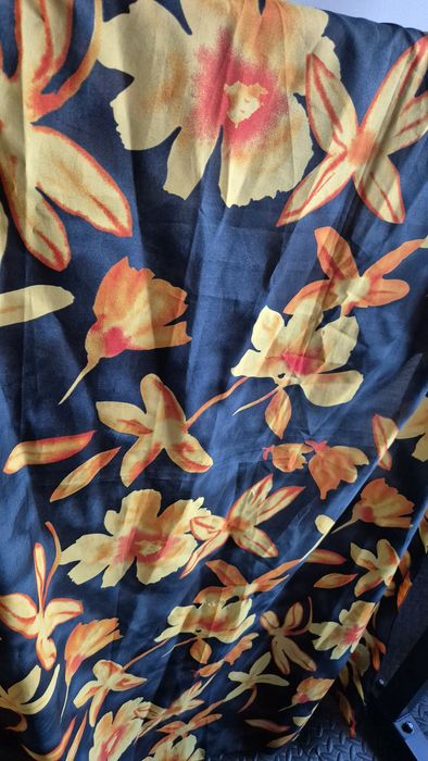 Chusta bardzo duża, niebieska granatowa w żółte kwiaty, lekka