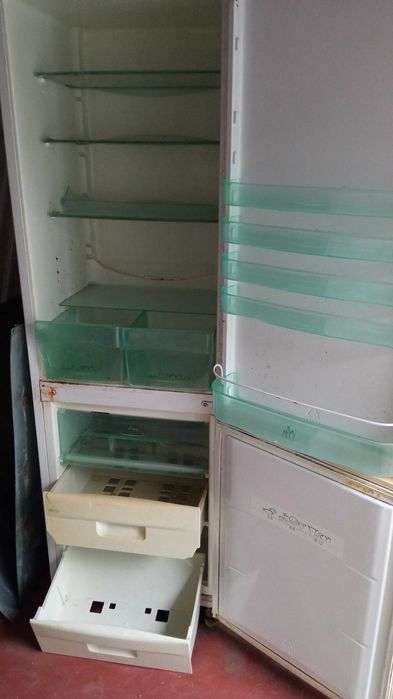 Продаю начиння холодильника та сам холодильник як шафу. Снайге.