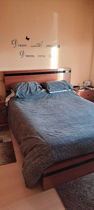 Cama casal em aglomerado de cerejeira mais mesas de cabeceira
