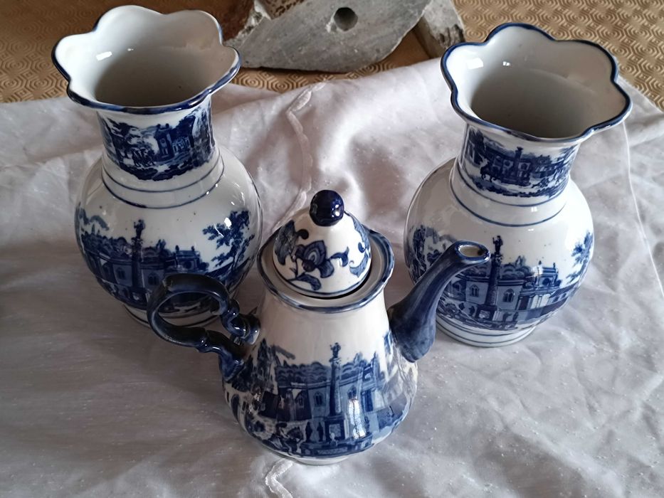 Bule e 2 Jarros de estilo Vitoriano