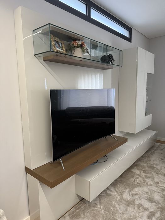 Móvel TV com painel e estante Evanyrouse