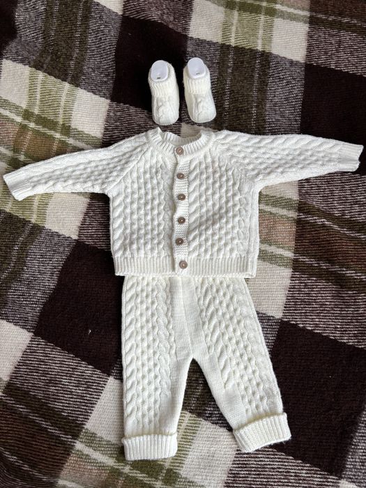 Вʼязаний костюм для дитини