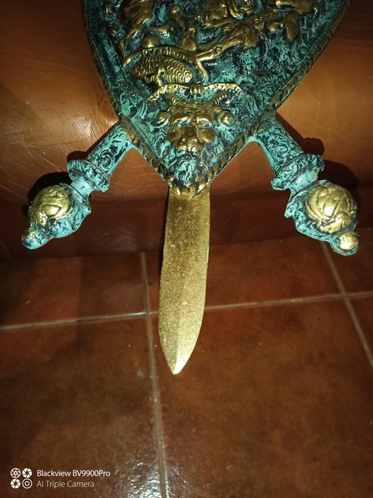 Maravilhosa demais peça linda robusta em latão