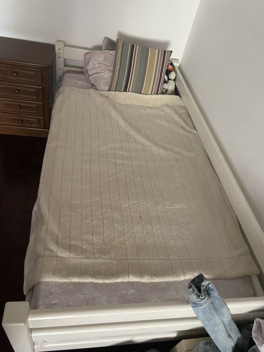 Cama de solteiro branca