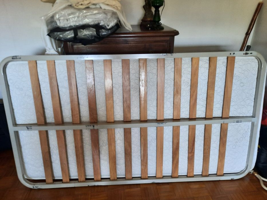 Cama de solteiro, francesa, muito antiga + estrado + colchão  + mesinha de cabeceira