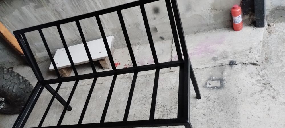 Piękny zestaw mebli ogrodowych dwie ławki i stoliki