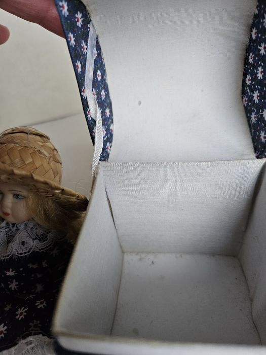 Boneca Porcelana com caixa