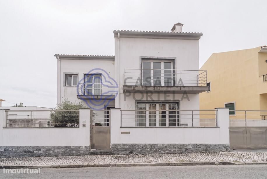 Moradia isolada T5 c/logradouro e garagem - Algueirão Mem Martins, Sin
