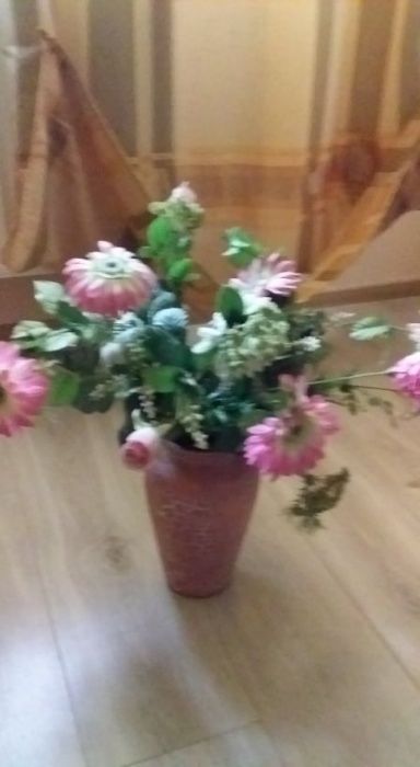 Декоративная ваза с цветами