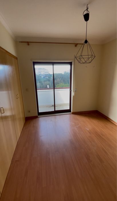 Alugo T1 Almada (monte de caparica) ( junto á universidade Egas Moniz)