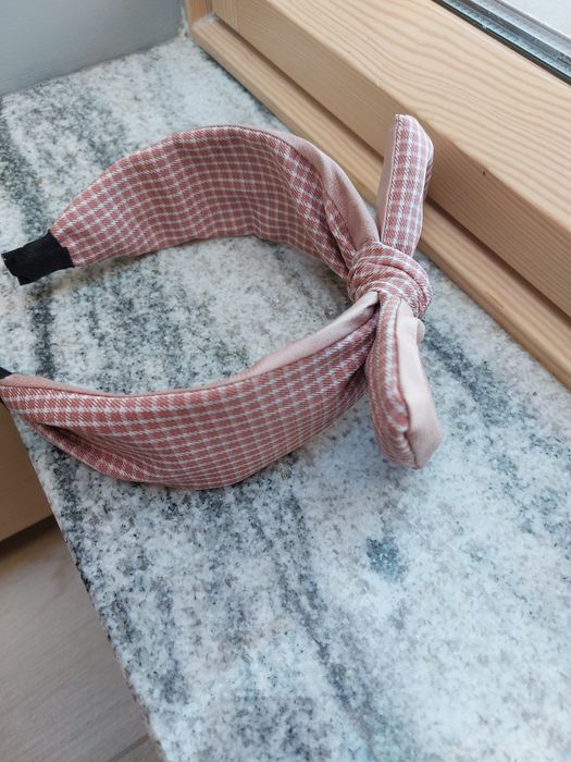 Opaska na głowę pudrowy róż z lancuszkiem
