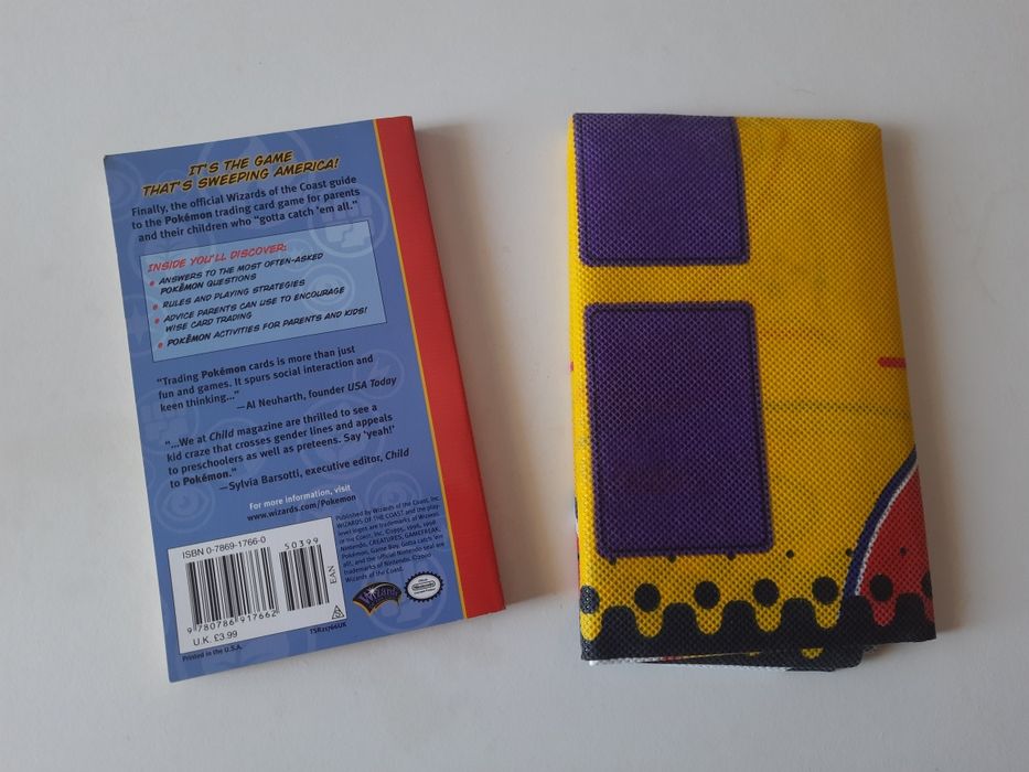 Lote livro antigo + tabuleiro de pano para jogar cartas pokemon