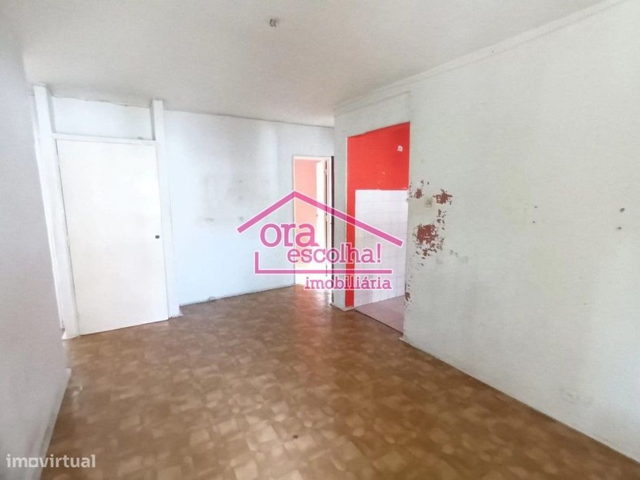 Apartamento T3 para Remodelação Total no Laranjeiro! — Laranjeiro E Feijó, Setúbal