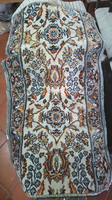tapete florido em tons de azul