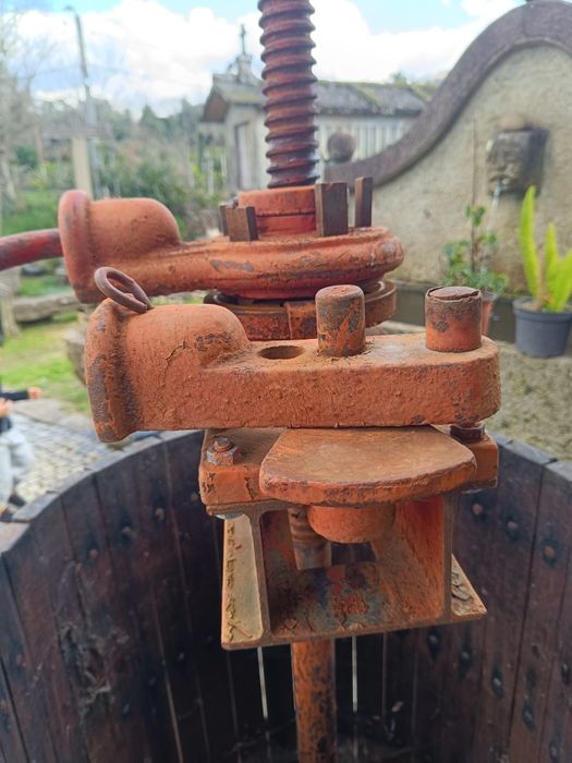 Prensa com base em ferro