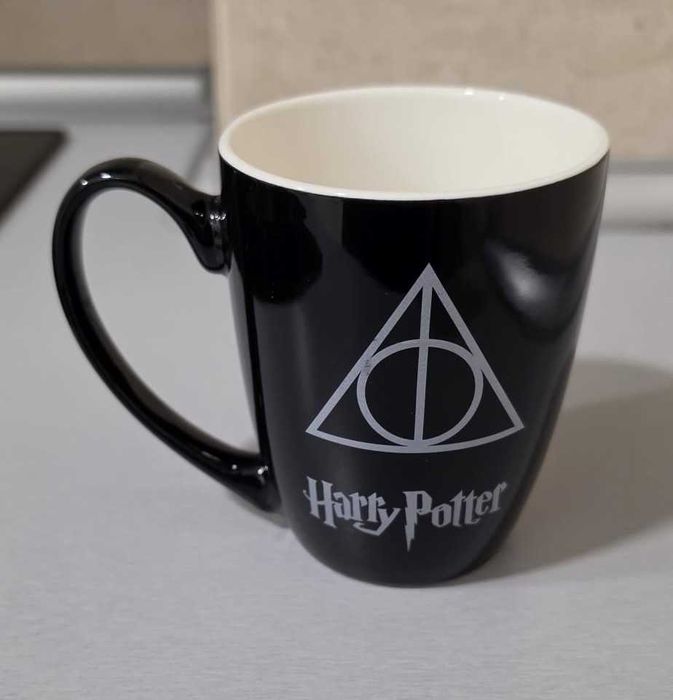 Caneca Harry Potter Relíquias da Morte preta