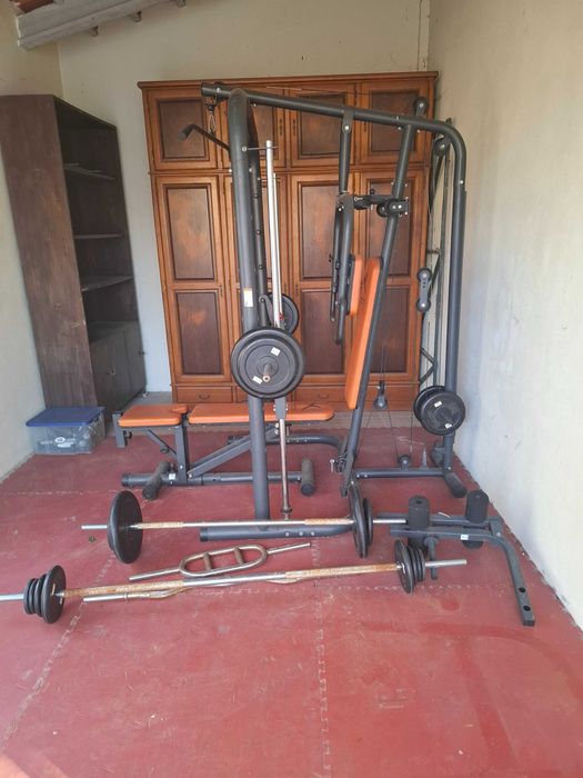Máquina Multifunções Domyos BM900 ("smith machine" / calhas guiadas)