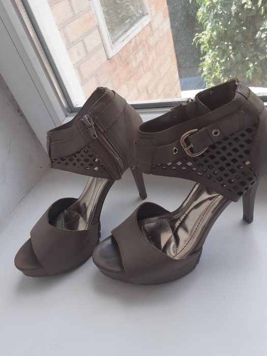 СРОЧНО . Продам жіночі босоніжкі