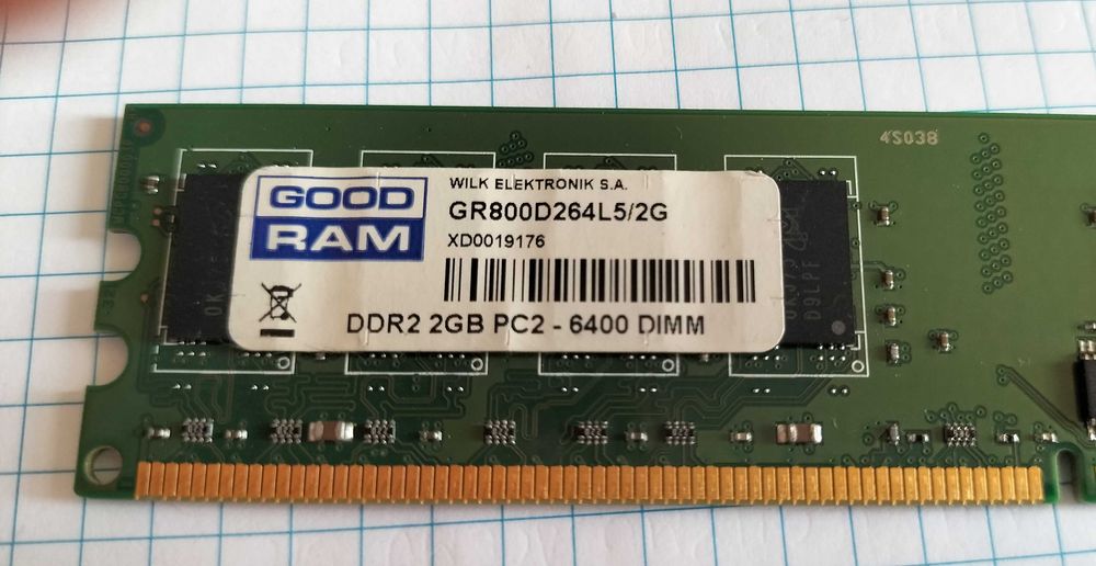 Pamięć komputerowa DDR2 2 GB i 1 GB