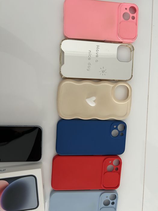 iPhone 14 z ładowarką i etui w zestawie