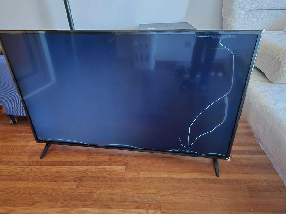 TV LG 55UK6200PLA – Smart TV 55" (Ecrã danificado), 60 €