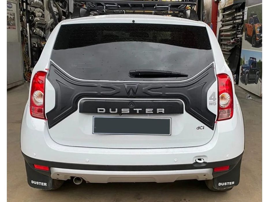 Dacia Duster 2010-2018 Пластикова накладка на кришку багажника