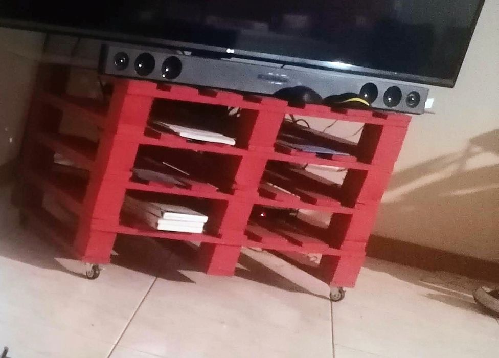 Mesa de tv em paletes