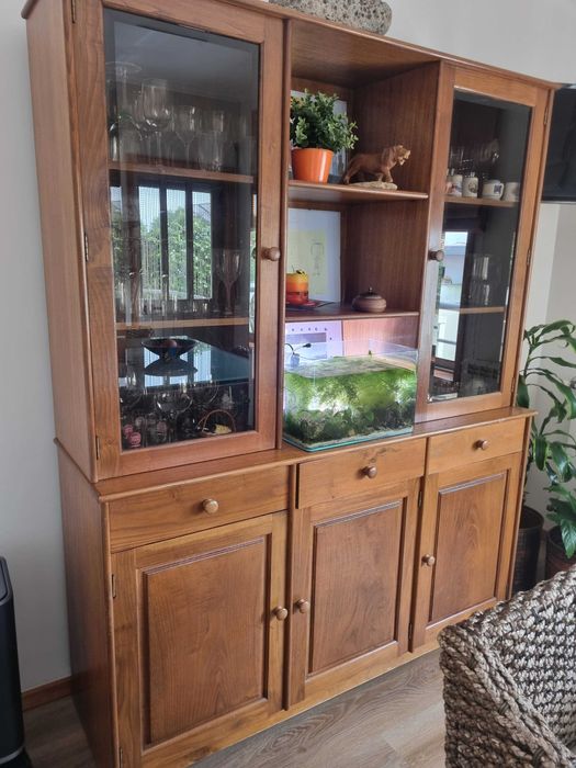 Movel de sala em madeira castanho