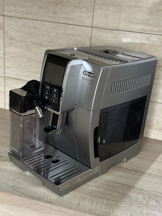 Кавомашина Delonghi Dinamica Plus стан нової, кавомолка Delonghi