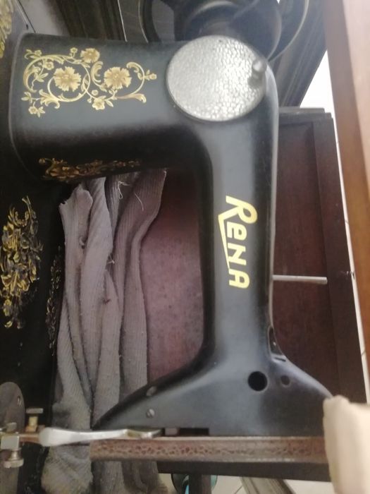 Máquina de costura antiga.