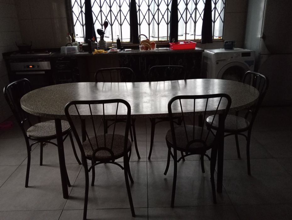 Vendo mesa e cadeiras tudo 20€