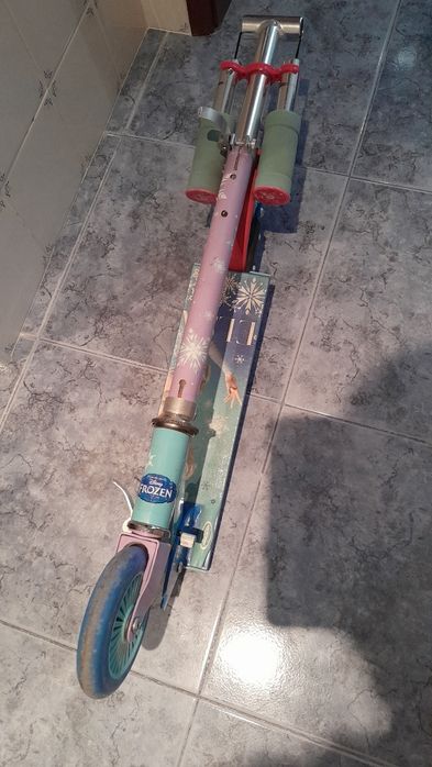 Trotinete Infantil Dobrável Disney Frozen Elsa - Ajustável e Portátil