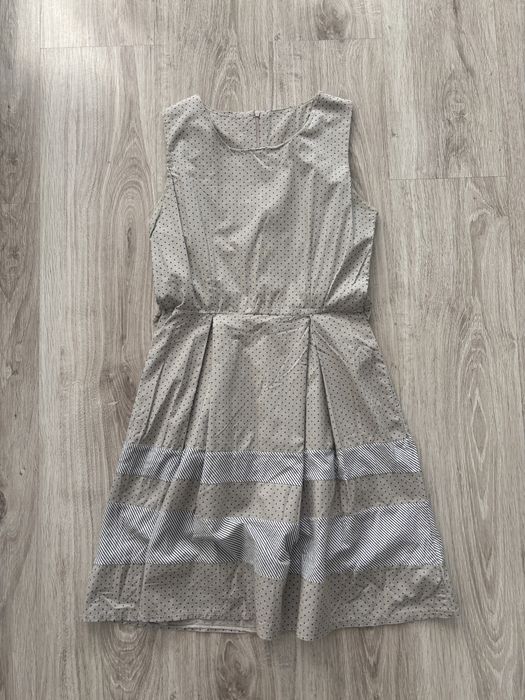 Sukienka bezowa w granatowe kropeczki