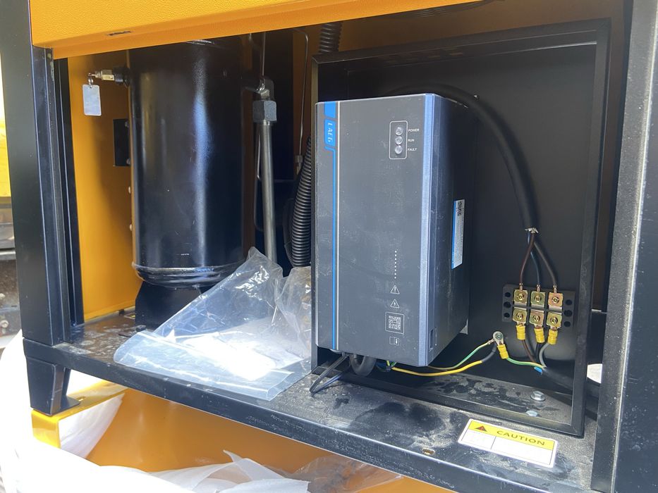 Compressor de Parafuso OKG SAC-10 com depósito de 300L 10 HP - Novo